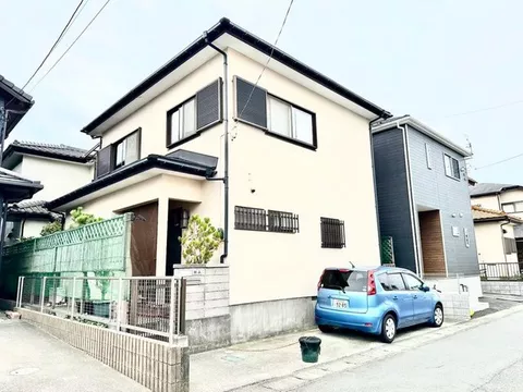 Convenient location for daily life! History of interior and exterior renovations! Good indoor condition!