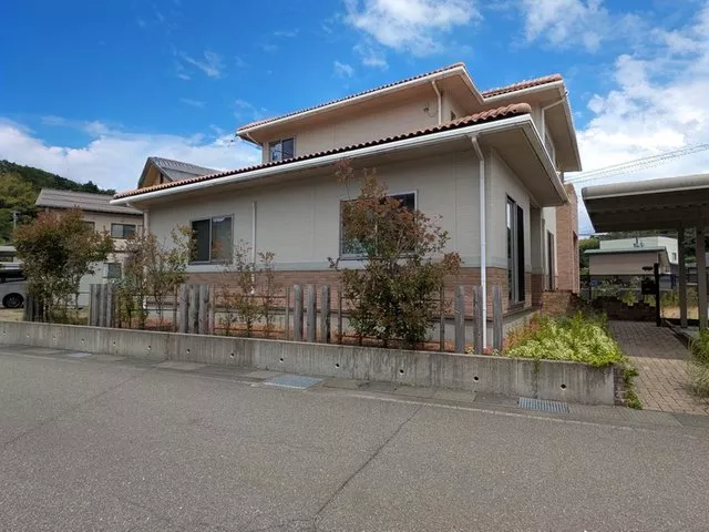 ■Built in 2009■6LDK■Land 93 tsubo■Carport for 2 cars■6-minute walk to elementary school