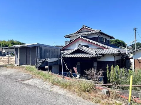 This is a detached house with a warehouse built in 1995. - Image 2