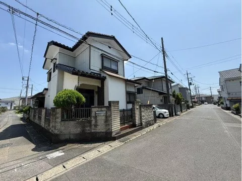This property has a large garden, making it recommended for those who want to play with their children.