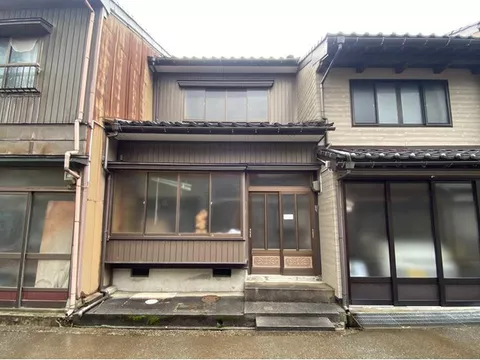 Quiet residential area, Japanese-style room, garden, two-story
