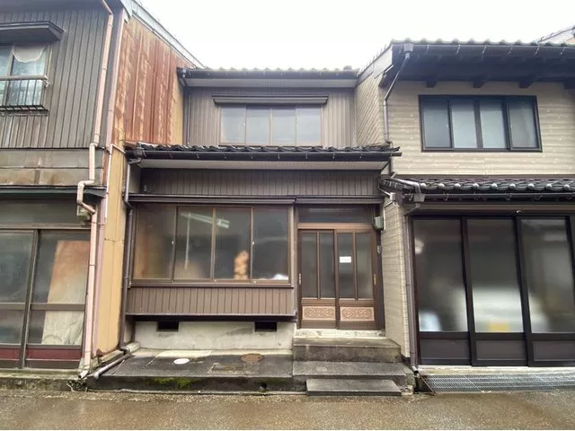 Quiet residential area, Japanese-style room, garden, two-story