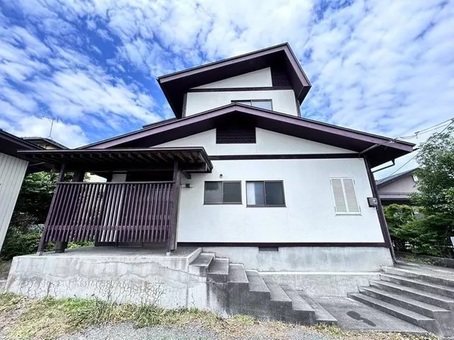 Two-story 5DK with a continuation Japanese-style room and engawa, a calm living space with a garden