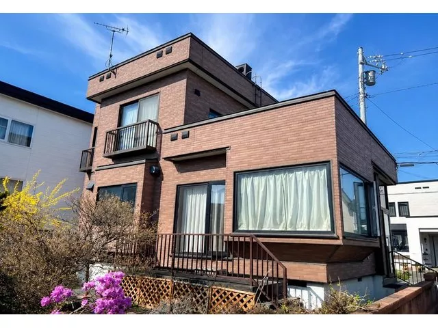 10 minutes by bus to Aso Station, south-facing with good sunlight ◎, detached house with garage