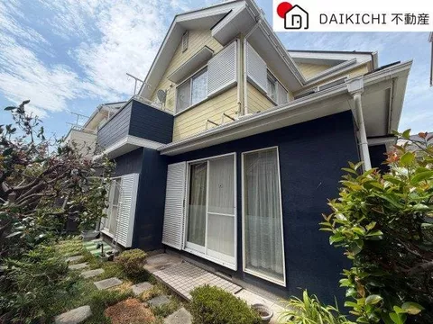 Supermarkets, drugstores, and convenience stores within walking distance♪ A quiet residential area with a comfortable environment