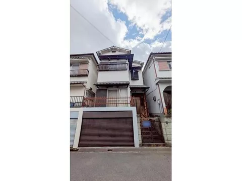 4LDK with a garage with shutters! The front road width is approximately 5.7m, providing a spacious feel!