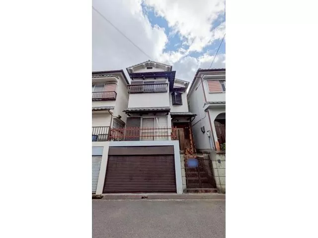 4LDK with a garage with shutters! The front road width is approximately 5.7m, providing a spacious feel!