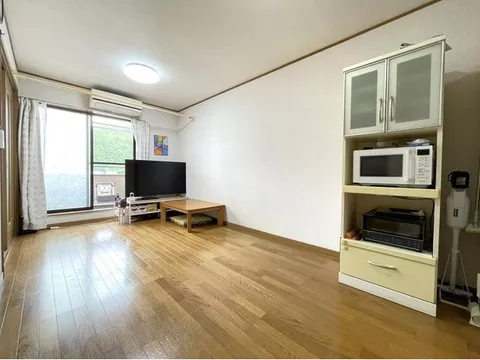[Parking for 2 cars] Spacious 3LDK with ample storage, very well maintained interior♪ Renovation history available