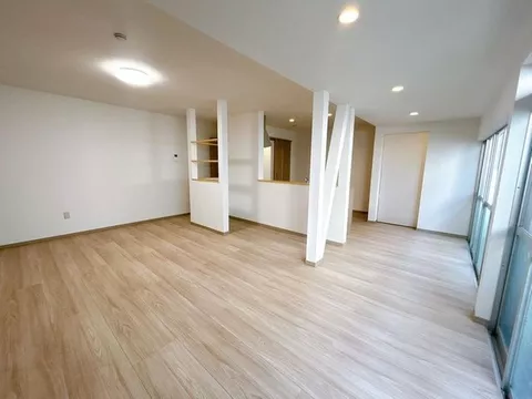[Open House] [Interior and exterior renovation completed] [Earthquake reinforcement completed] Parking for 3 cars in parallel available.