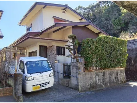 [Introduction of a property standing on a corner lot♪] Tamoe Elementary School and Ishiki Junior High area! One parking space available!