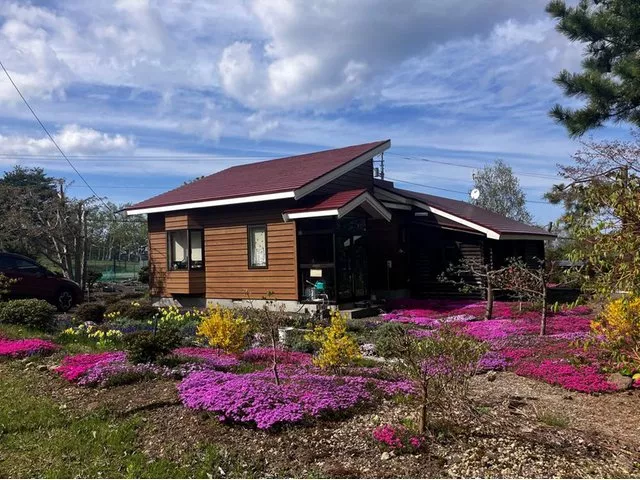 2 minutes walk to bus stop ☆ 2 lots of land ☆ Management office and tennis court are right in front of you, deer club
