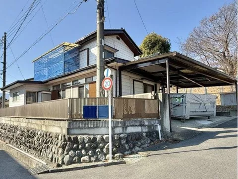 A 6DK corner lot of 63.56 tsubo with good sunlight, perfect for enjoying a home garden.