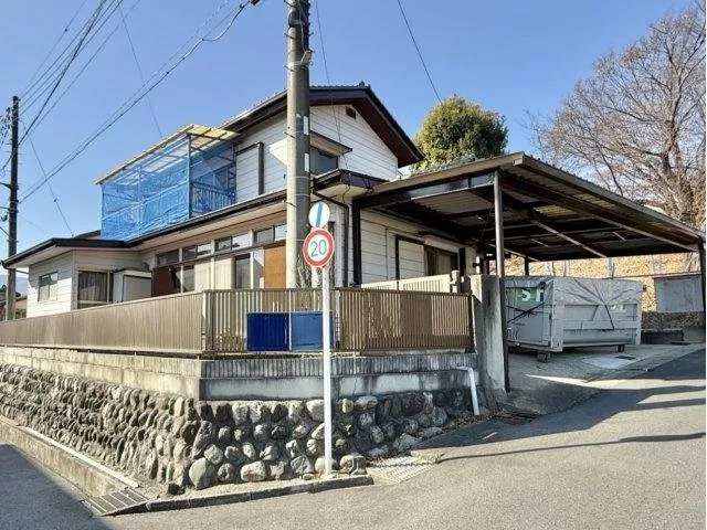 A 6DK corner lot of 63.56 tsubo with good sunlight, perfect for enjoying a home garden.