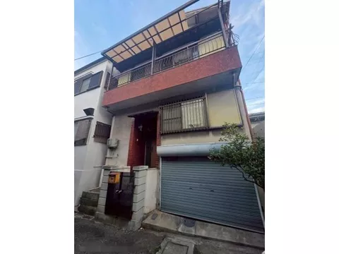 Garage with shutter! A spacious 4DK with plenty of rooms and shopping facilities nearby!