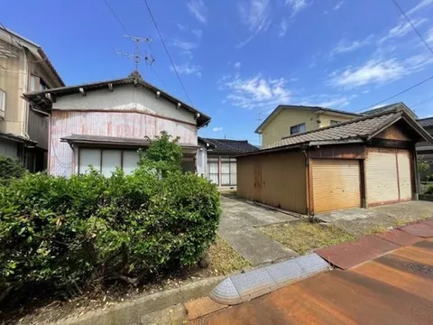 Approximately 75 tsubo of land, about a 9-minute walk to the elementary school ♪ A living environment with supermarkets within a 10-minute walk!