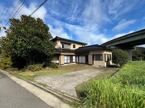 A region with easy access to the mountain side ring road. Parking for 6 cars available! A traditional house.