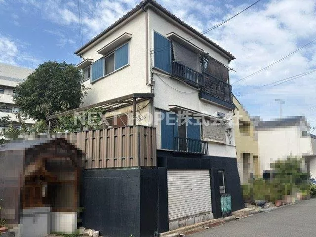 ◆ Convenient garage with shutter & storage included ♪ ◆ Bright and open house on a corner lot ♪