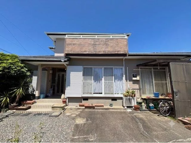 ☆ 4LDK with spacious rooms and ample storage ☆ Can park 3 cars in parallel ☆