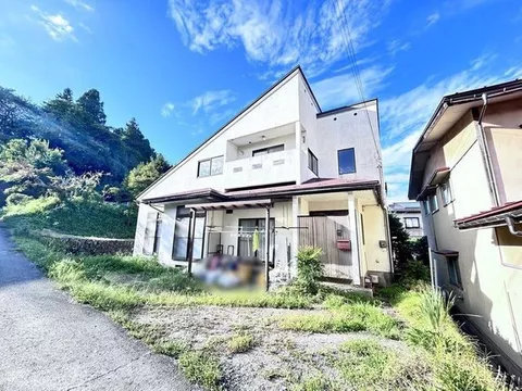 A wooden two-story house with south-facing sunlight, a spacious 8SDK, and a connected Japanese-style room.
