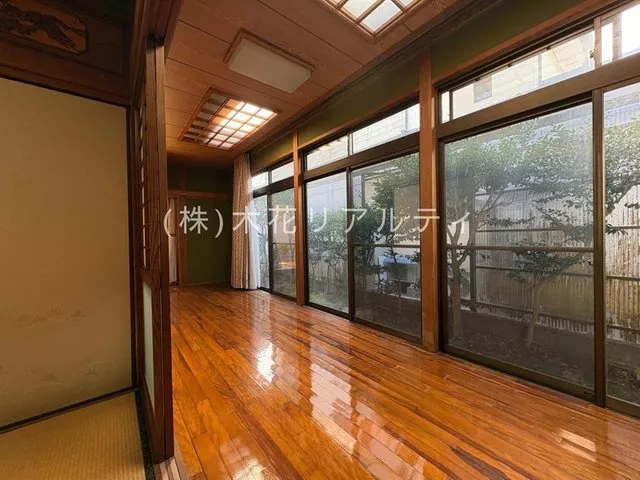 - A residence full of Japanese charm, featuring an open entrance and a spacious wide veranda.