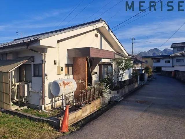 Partially renovated! Used house with a field, farm equipment, and underground storage! Ideal for country living.