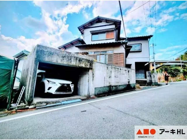 Located in a quiet residential area, this 5DK home has good sunlight.
