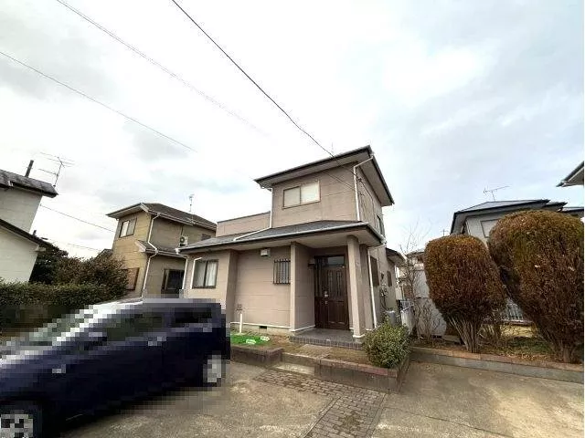The flooring has a warm wooden feel, making it comfortable to live in.