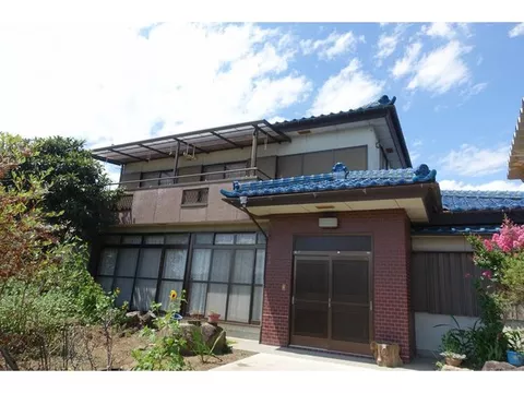 There are LDKs on the first and second floors, making it usable as a two-family home.