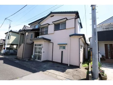 A highly convenient living environment with supermarkets, drugstores, and restaurants within walking distance
