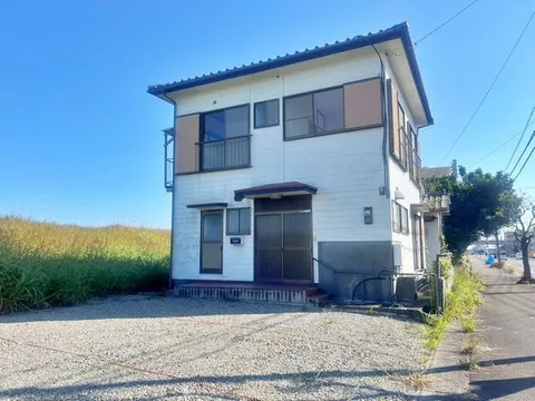 A riverside 5K house with a sense of openness facing a road about 16m to the south, with good sunlight
