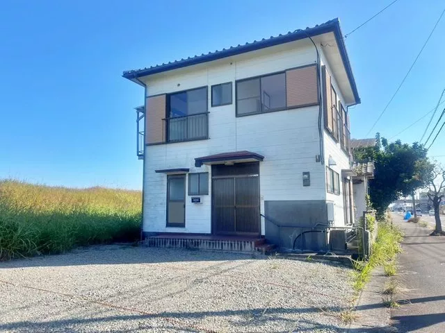 A riverside 5K house with a sense of openness facing a road about 16m to the south, with good sunlight