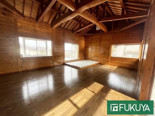 ● Wooden two-story building ● Renovation work scheduled to be completed in January 2026