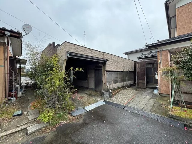 This is a single-story house with one air conditioner installed.