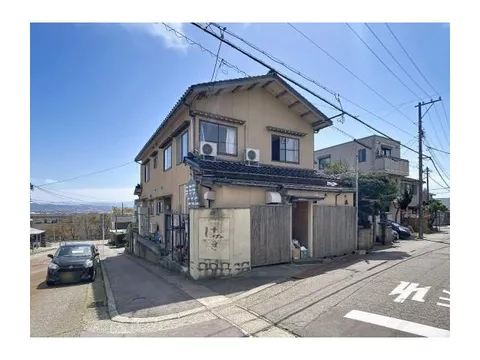 Right next to Dainofu Elementary School. A spacious detached house with 9 rooms, easy to live in even for large families.