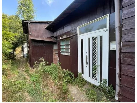 Immediate delivery available, accessible by more than 2 train lines, old folk house style