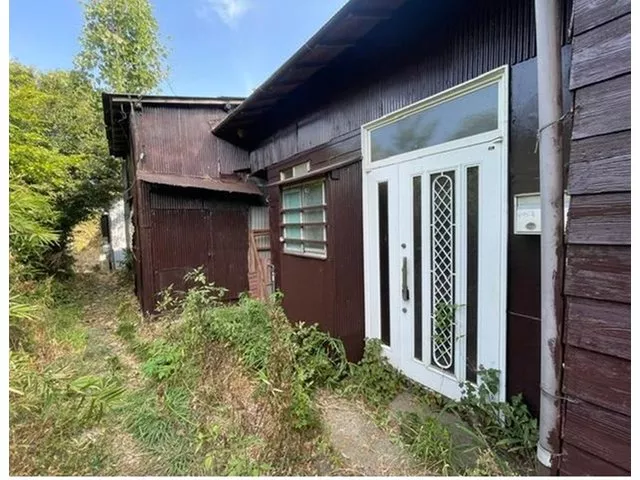 Immediate delivery available, accessible by more than 2 train lines, old folk house style