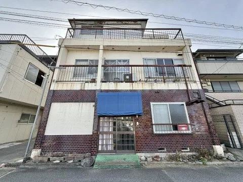 A residential property with a store, featuring a spacious balcony and an independent kitchen with windows, providing a bright and comfortable living space.