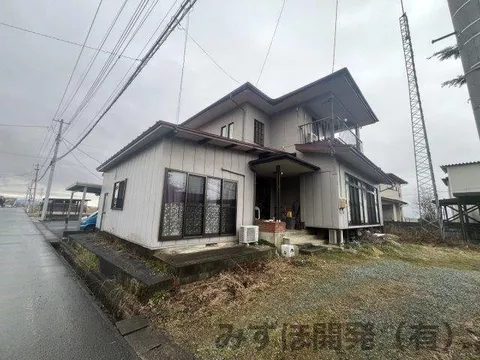 Current sale, a property that can accommodate more than 5 parking spaces. - Image 1