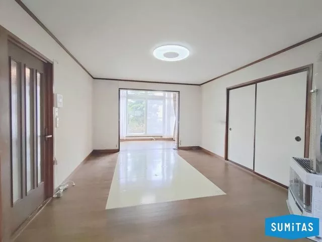 86 tsubo lot with a sunroom! Convenient 4LDK within walking distance to shopping facilities.