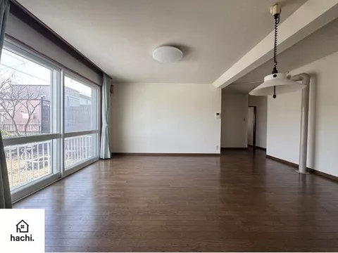 Parking for 2 cars & a spacious garden of over 10 tsubo! Corner lot with openness and all rooms with two sides of sunlight in a 4LDK