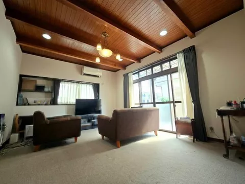 This is a new property! 6.1m wide public road, corner lot with a bright location!