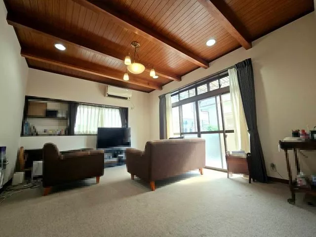 This is a new property! 6.1m wide public road, corner lot with a bright location!