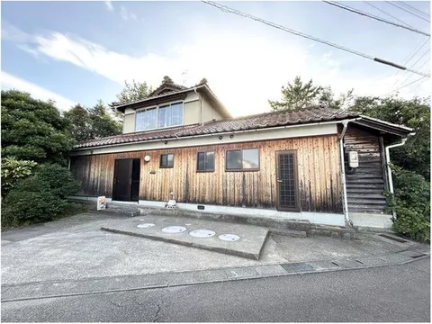 Quiet residential area with good access to the national highway! A vast site suitable for various uses.