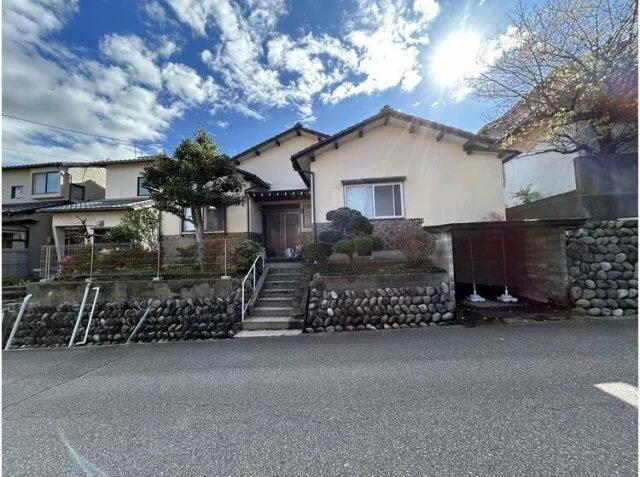 73-minute walk from "Kaga Onsen" station on the IR Ishikawa Railway