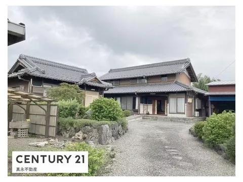 ●Spacious layout of 9DK + separate 1DK ●Generous land area of approximately 225 tsubo