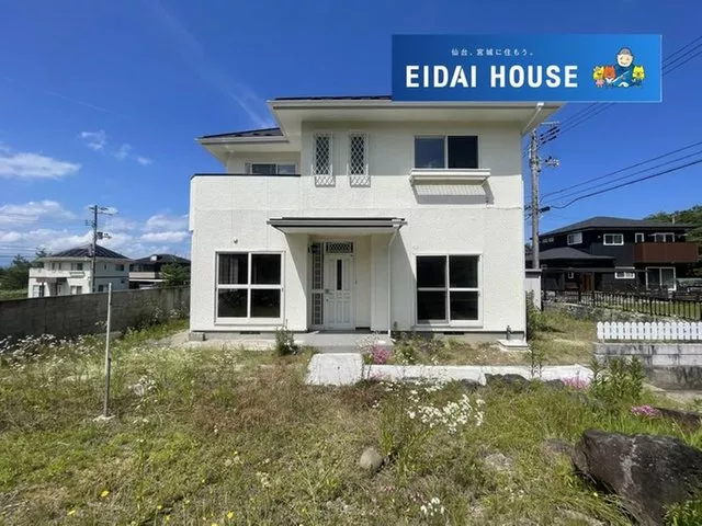 Structure: Wooden 2-story building