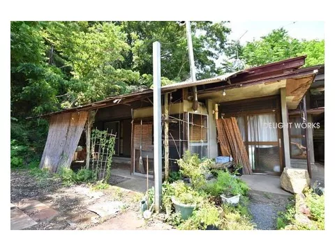 "A garden and sky, enjoying the rural landscape in the living room. A single-story house on a 100-tsubo lot." - Image 3