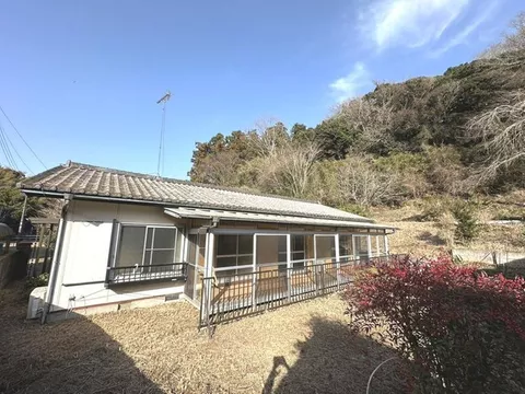 A life with a sunroom♪ A quiet living environment with greenery of trees, a single-story house with many Japanese-style rooms.