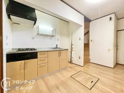 Southeast facing with good sunlight! Immediate viewing available! ■ Two-story building with storage in all rooms