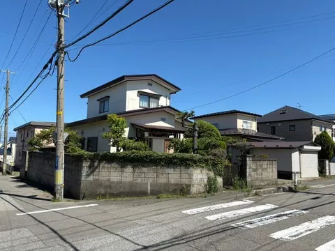 It is also recommended for those considering building a home, taking advantage of the spacious lot.